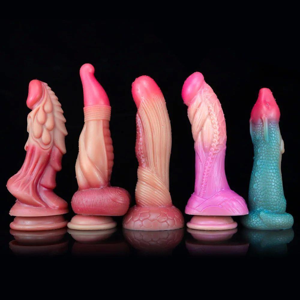 Brinquedos sexuais de silicone vibrantes e únicos com designs divertidos que mostram a diversidade de cores e texturas.