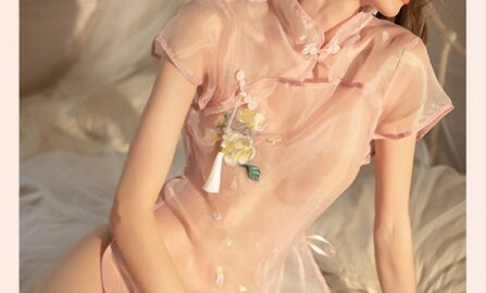 Femme élégante en tenue rose pastel, mettant en valeur la beauté et la sophistication dans un cadre serein.