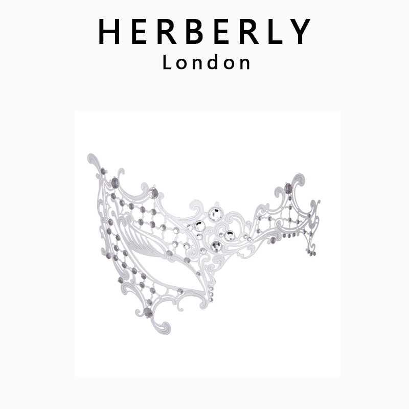 Elegant sølvfarvet maskerademaske fra Herberly London, perfekt til udklædningsarrangementer og fester for voksne.