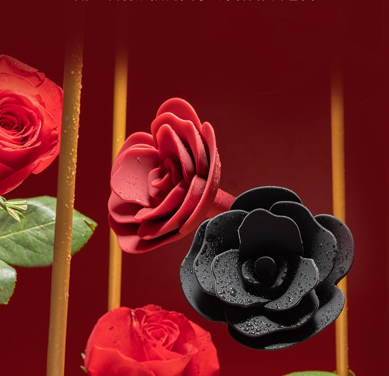 Elegante arreglo de rosas rojas y negras, perfecto para momentos apasionados y decoraciones íntimas.