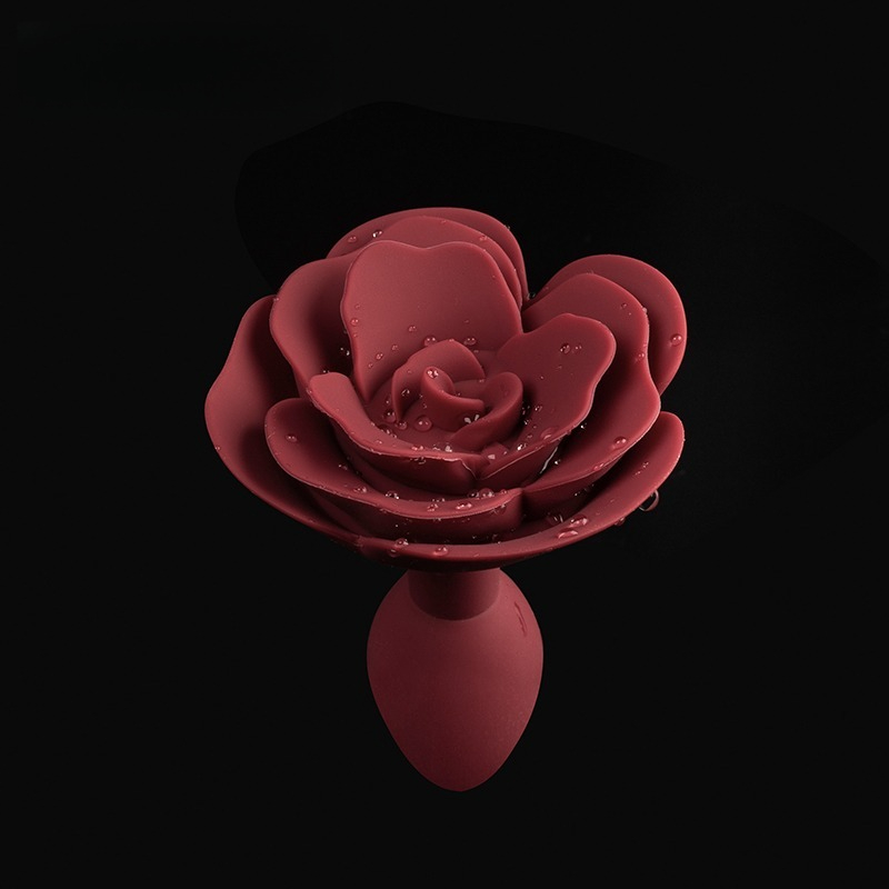 Elegante rote Silikonrose mit Wassertropfen, perfekt für romantische und intime Momente.